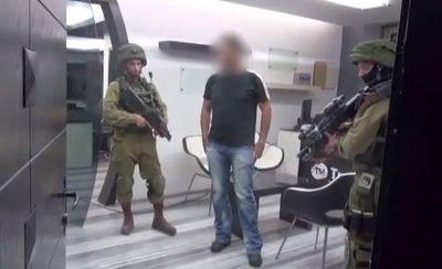 צפו: צה"ל סוגר את רדיו "אל אקצא" ברמאללה