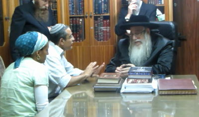 האדמו"ר מצאנז עם הוריו של אייל יפרח