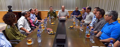 יעלון לבני המשפחות: "נכונו עוד שעות ארוכות וקשות של מתח"