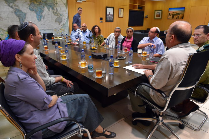 יעלון לבני המשפחות: "נכונו עוד שעות ארוכות וקשות של מתח"