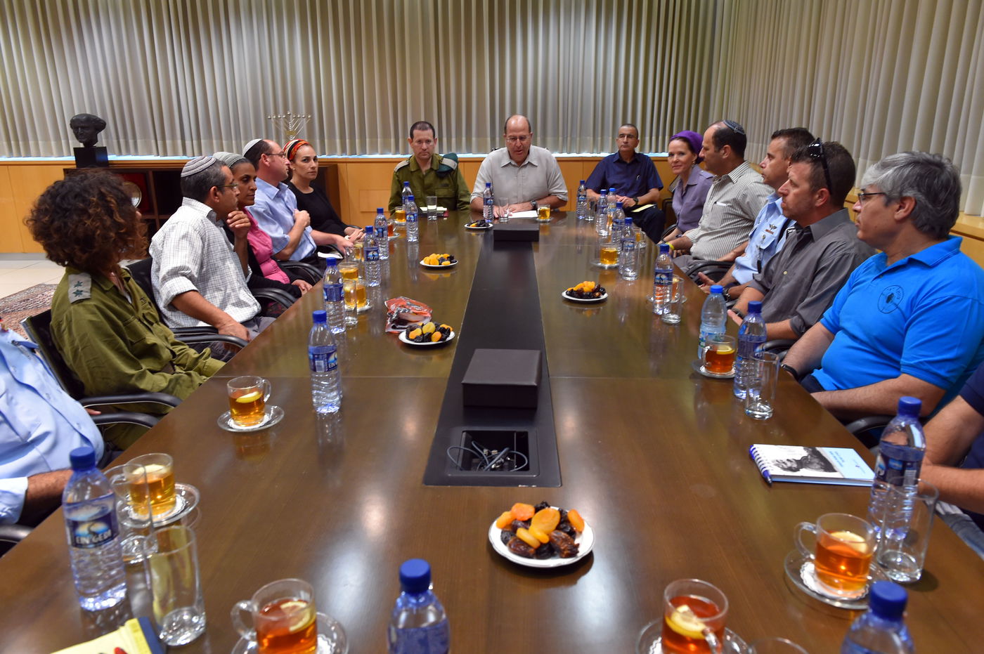 יעלון לבני המשפחות: "נכונו עוד שעות ארוכות וקשות של מתח"