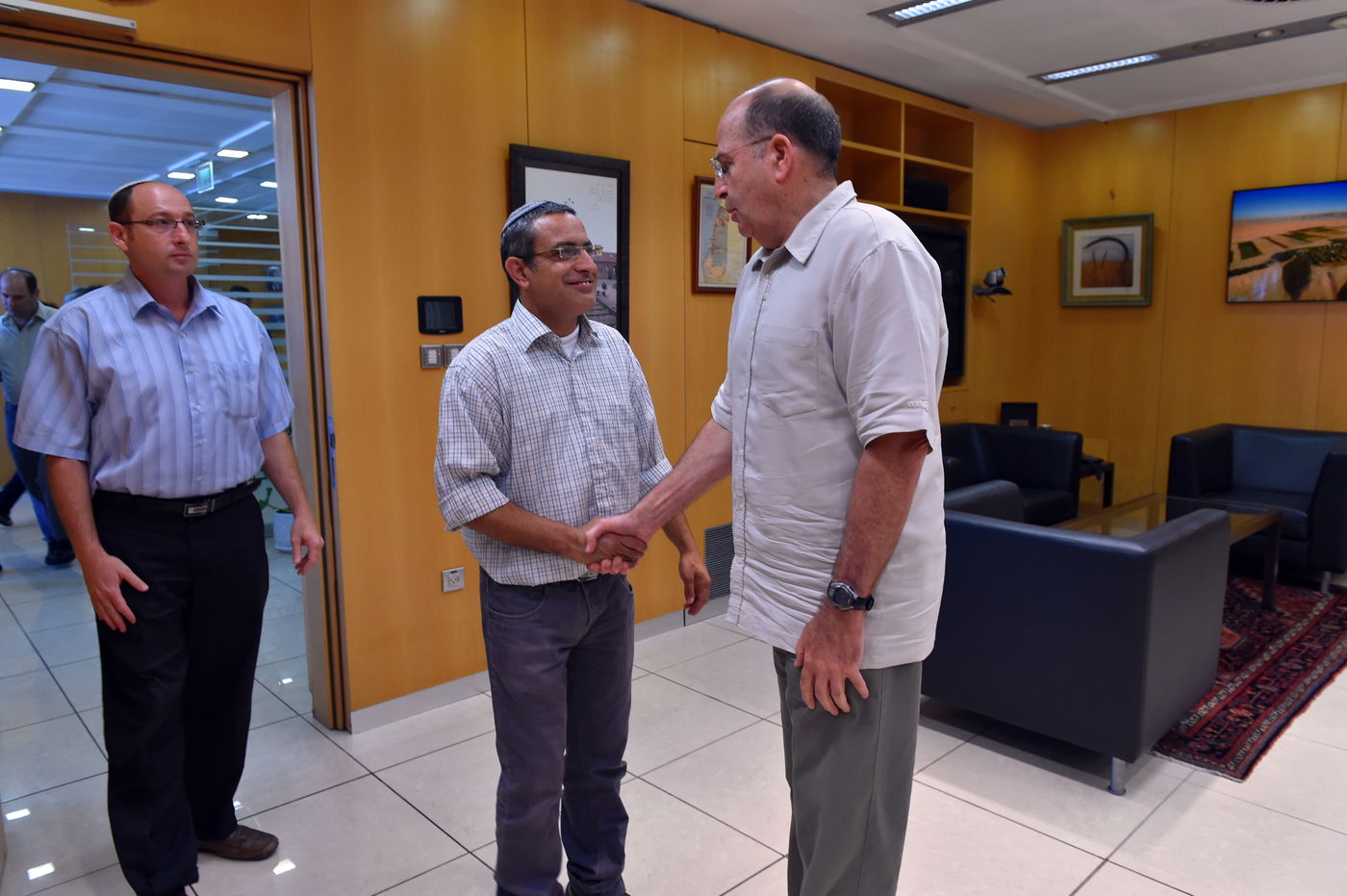 יעלון לבני המשפחות: "נכונו עוד שעות ארוכות וקשות של מתח"