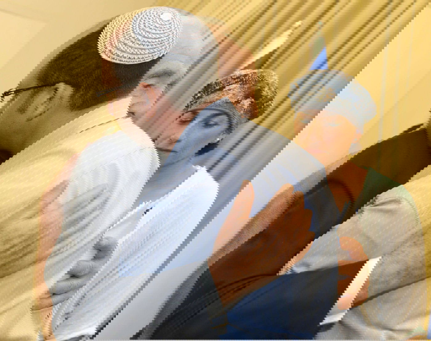 הנשיא שמעון פרס למשפחות החטופים: "לא תהיה שום מגבלה על זרועות הביטחון "