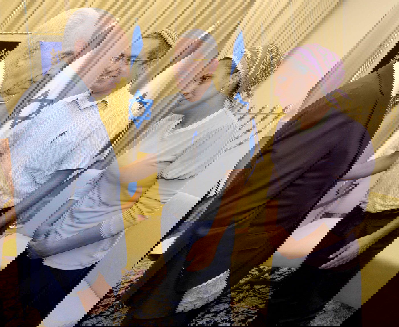 הנשיא שמעון פרס למשפחות החטופים: "לא תהיה שום מגבלה על זרועות הביטחון "