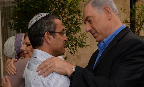 ראש הממשלה עם משפחות החטופים