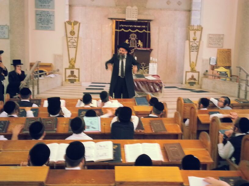 קידום השם: רבבות התאחדו וקיבלו שבת מוקדם למען החטופים