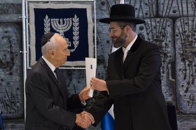 הגר"ד לאו והנישיא פרס