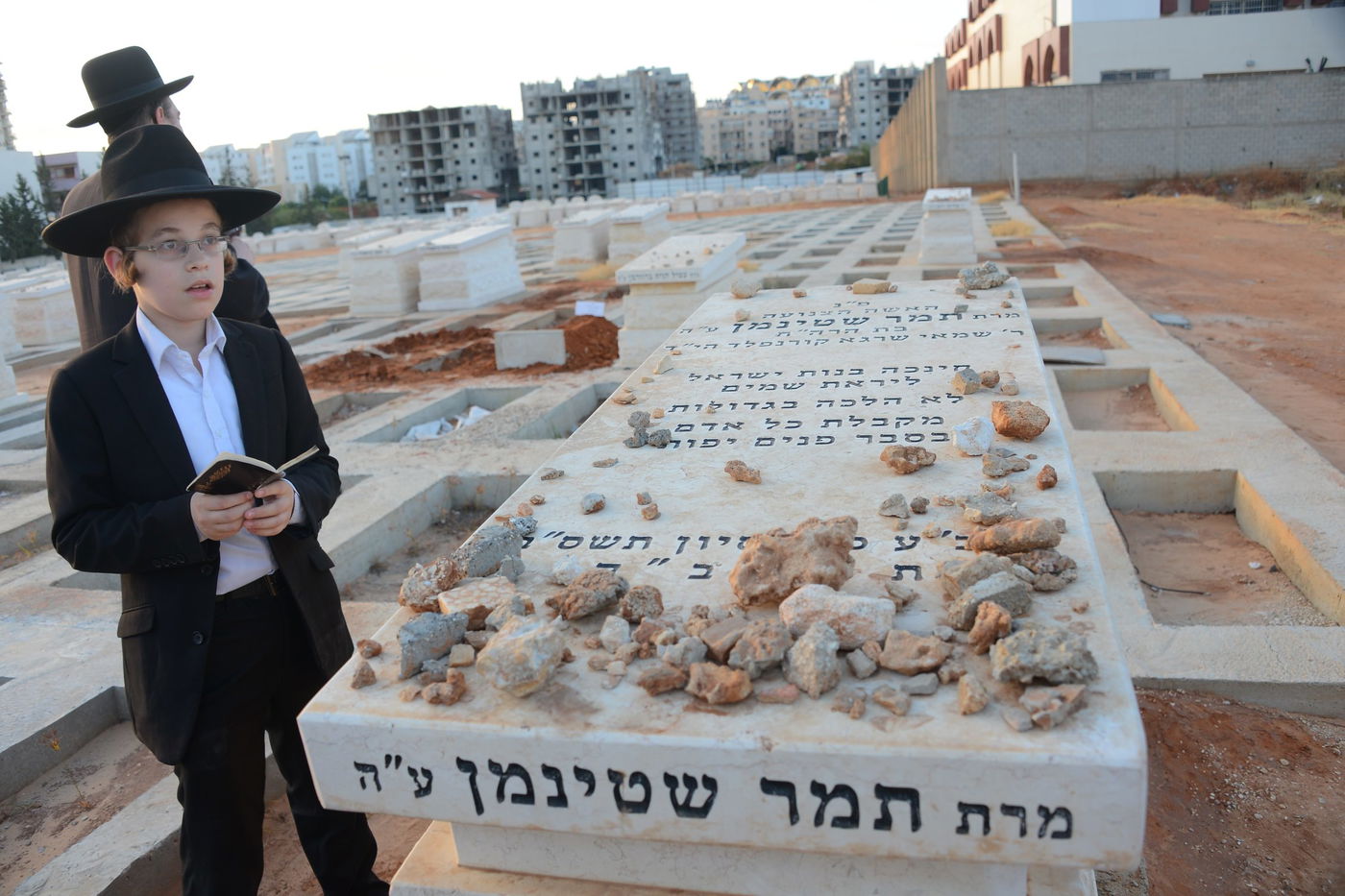 מרן הגראי"ל שטיינמן בקברה של רעייתו • צפו בוידאו וגלריה