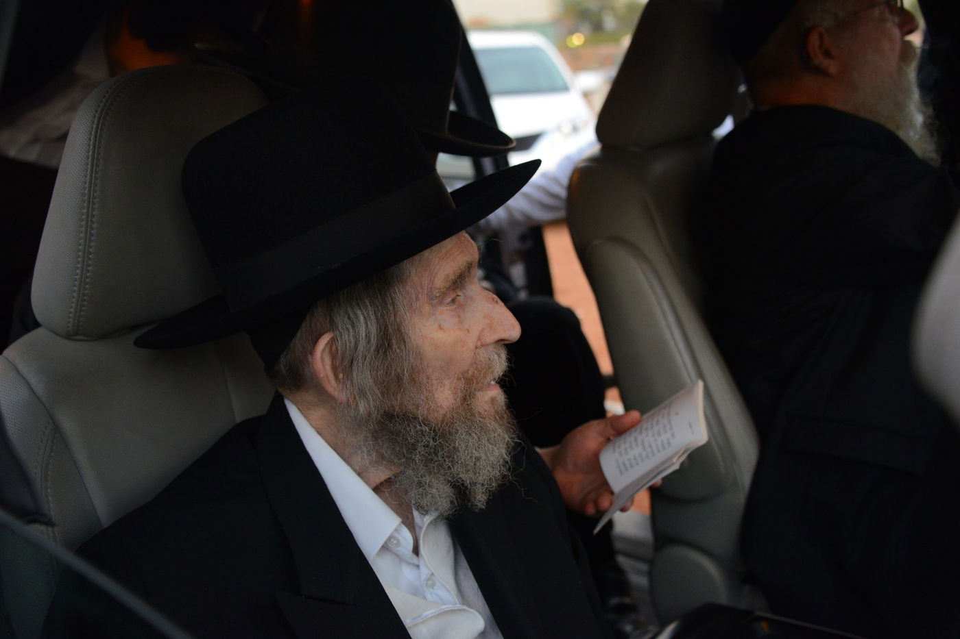 מרן הגראי"ל שטיינמן בקברה של רעייתו • צפו בוידאו וגלריה