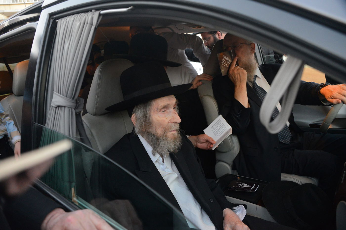 מרן הגראי"ל שטיינמן בקברה של רעייתו • צפו בוידאו וגלריה