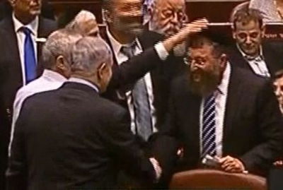 צפו בוידאו: לפיד וביבי לחצו יד לבן צור, גפני נישק