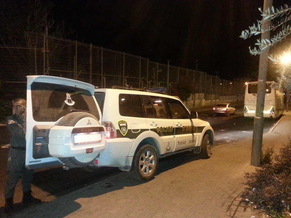 הר הזיתים: ידויי אבנים באמצע תפילת ערבית