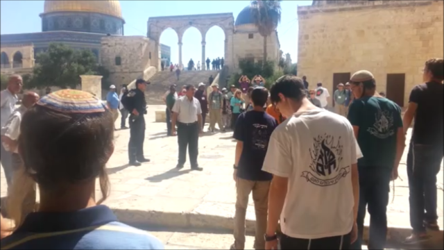 חברי החטופים התפללו בהר הבית • תיעוד