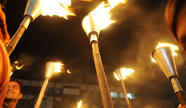 פריז: התפללו על החטופים ונרגמו בלפידים בוערים