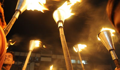 פריז: התפללו על החטופים ונרגמו בלפידים בוערים