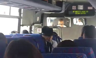 החייל הופתע: תפילה על החטופים ב... אוטובוס