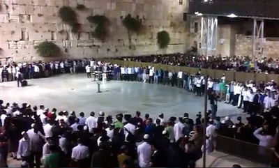 וידאו מרגש: אלפים בשירת "אני מאמין" בכותל המערבי