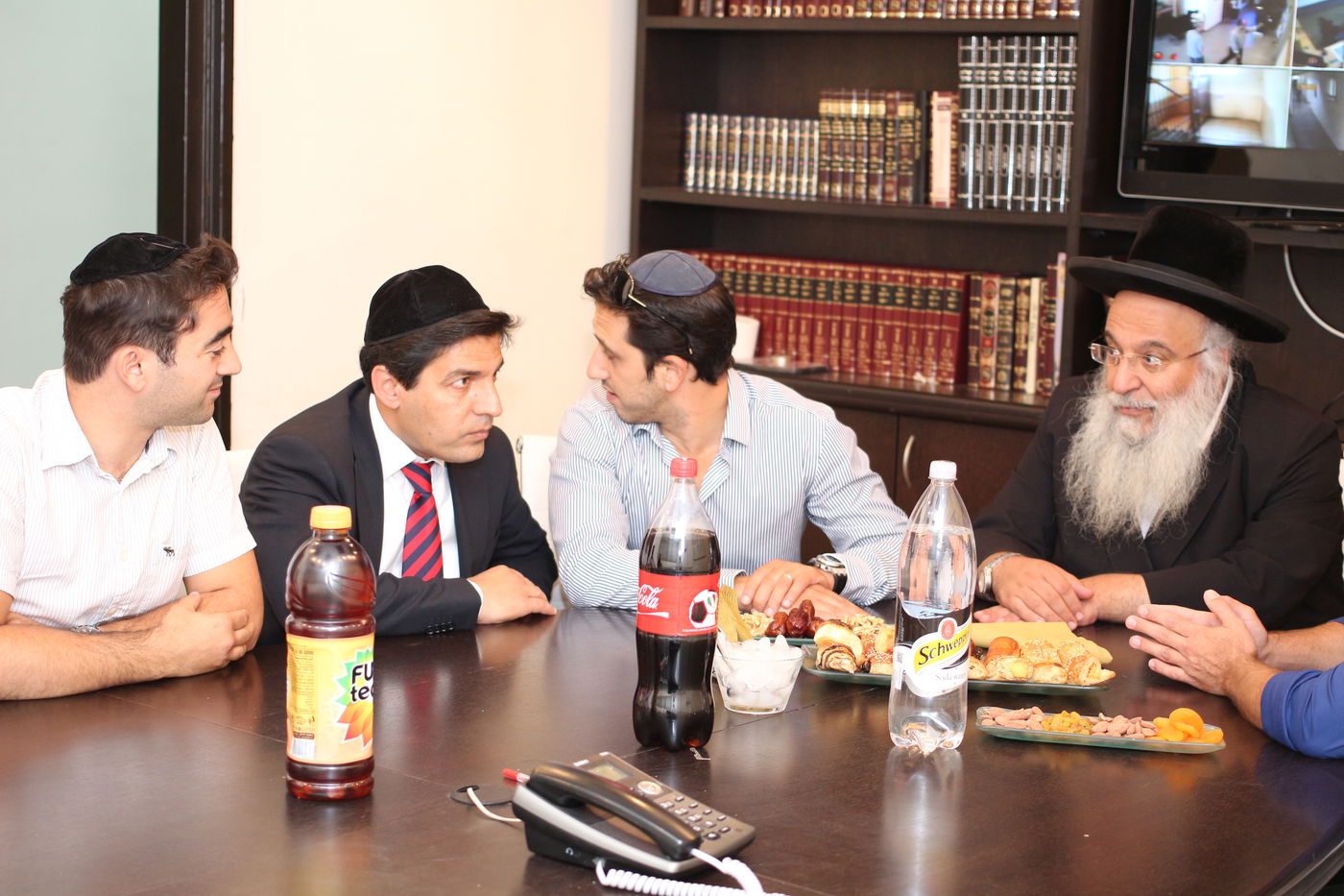 תיעוד: המקובל רבי בניהו שמואלי ביקר ברדיו החרדי 'קול ברמה'