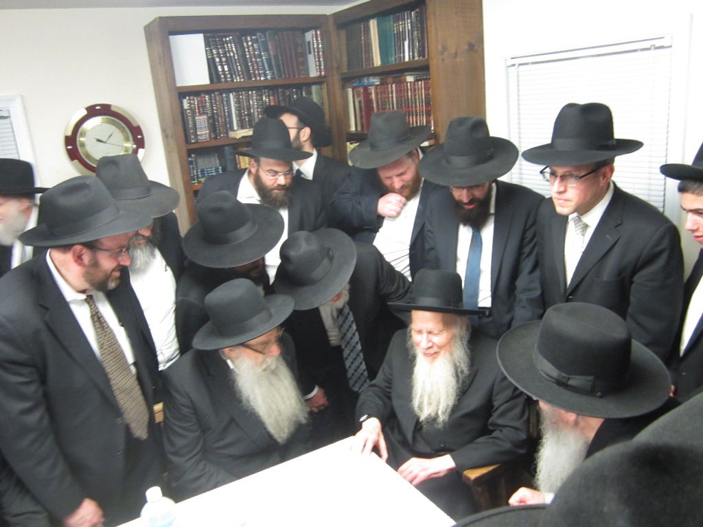 לייקווד: המסע של רבי אריה פינקל יצא לדרך • תמונות מקבלת הפנים