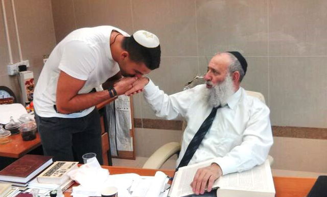 אריאל הרוש עם הרב אלבז