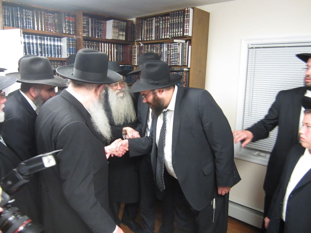 לייקווד: המסע של רבי אריה פינקל יצא לדרך • תמונות מקבלת הפנים