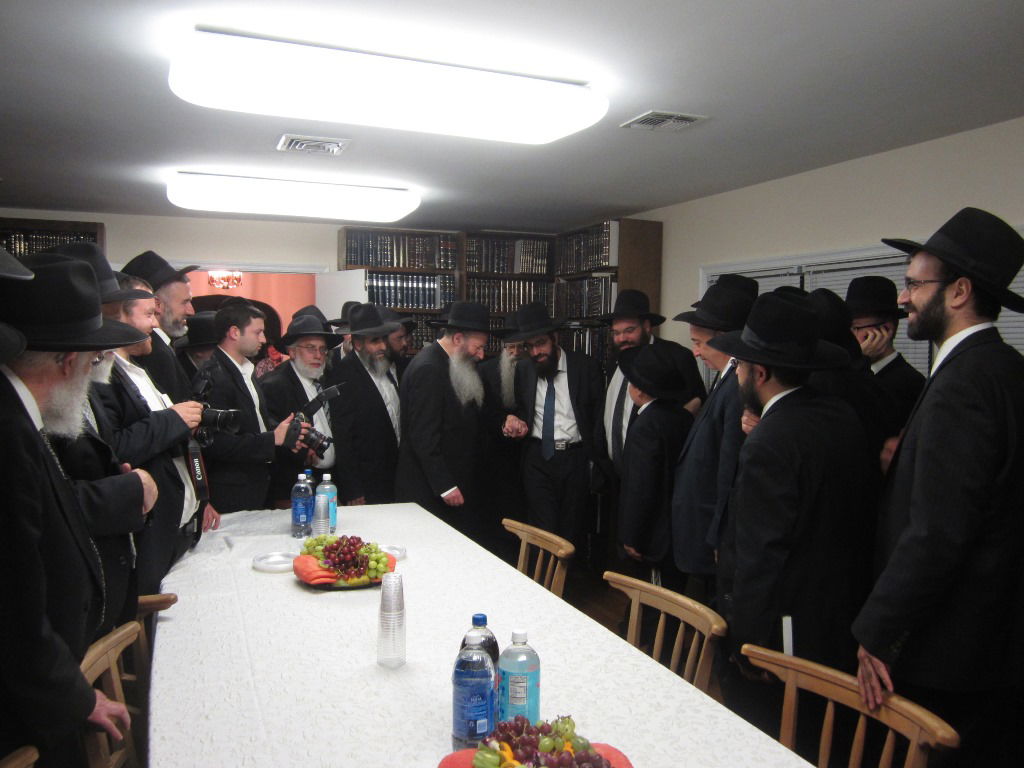 לייקווד: המסע של רבי אריה פינקל יצא לדרך • תמונות מקבלת הפנים