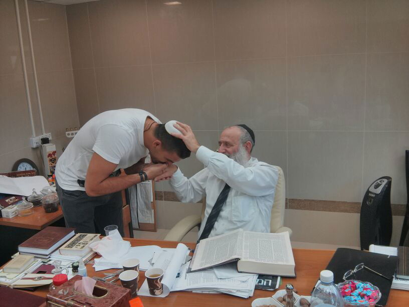 שוער הנבחרת אריאל הרוש ביקר אצל הגאון רבי ראובן אלבז