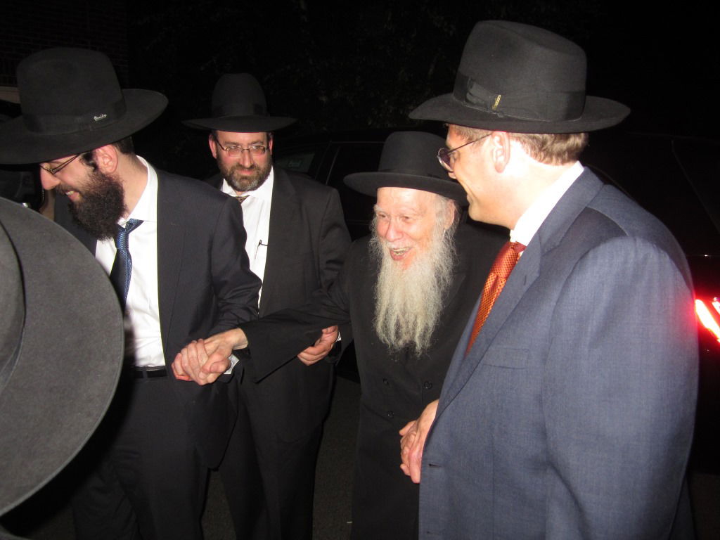 לייקווד: המסע של רבי אריה פינקל יצא לדרך • תמונות מקבלת הפנים