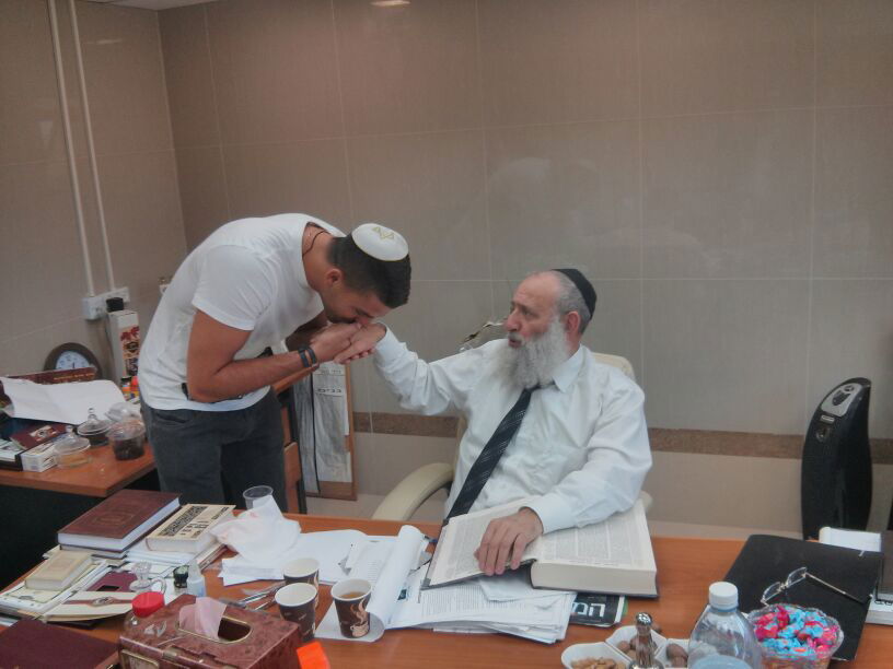שוער הנבחרת אריאל הרוש ביקר אצל הגאון רבי ראובן אלבז