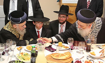 לחיצת היד בשמחת הבר מצווה לנכד המשותף, לפני כחצי שנה