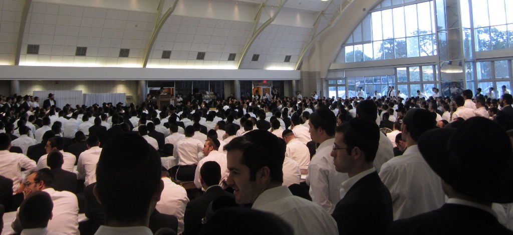 תמונות: אלפים בשיעור של הגאון רבי אריה פינקל בישיבת לייקווד