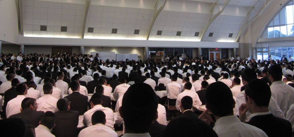 תמונות: אלפים בשיעור של הגאון רבי אריה פינקל בישיבת לייקווד