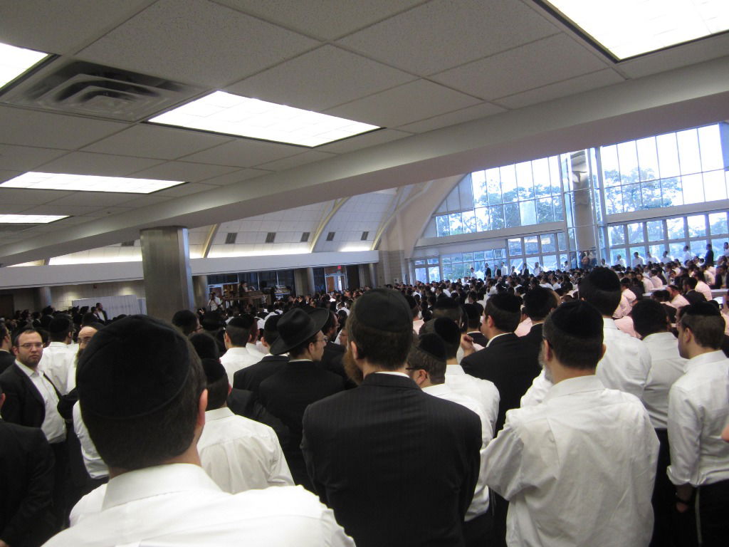 תמונות: אלפים בשיעור של הגאון רבי אריה פינקל בישיבת לייקווד