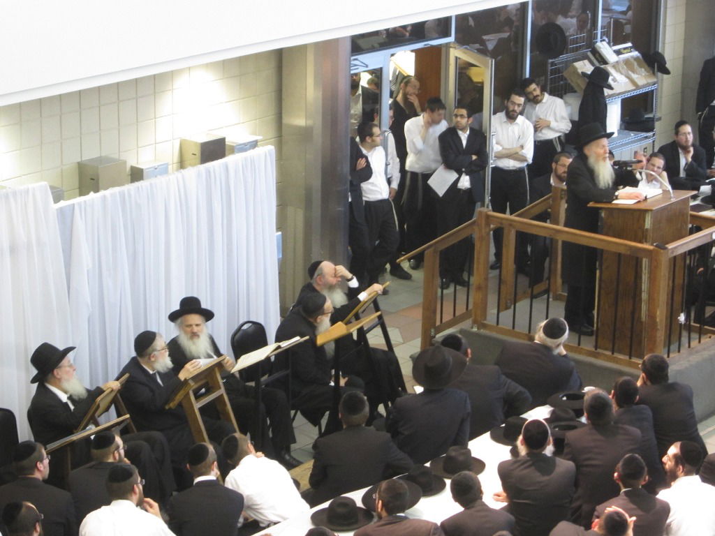 תמונות: אלפים בשיעור של הגאון רבי אריה פינקל בישיבת לייקווד