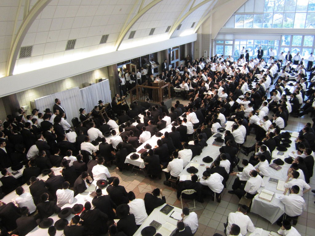 תמונות: אלפים בשיעור של הגאון רבי אריה פינקל בישיבת לייקווד
