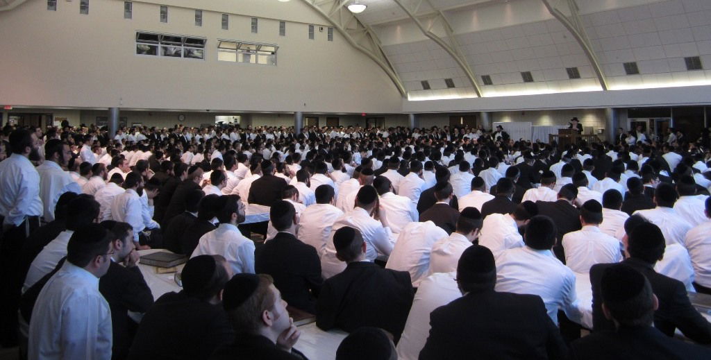 תמונות: אלפים בשיעור של הגאון רבי אריה פינקל בישיבת לייקווד