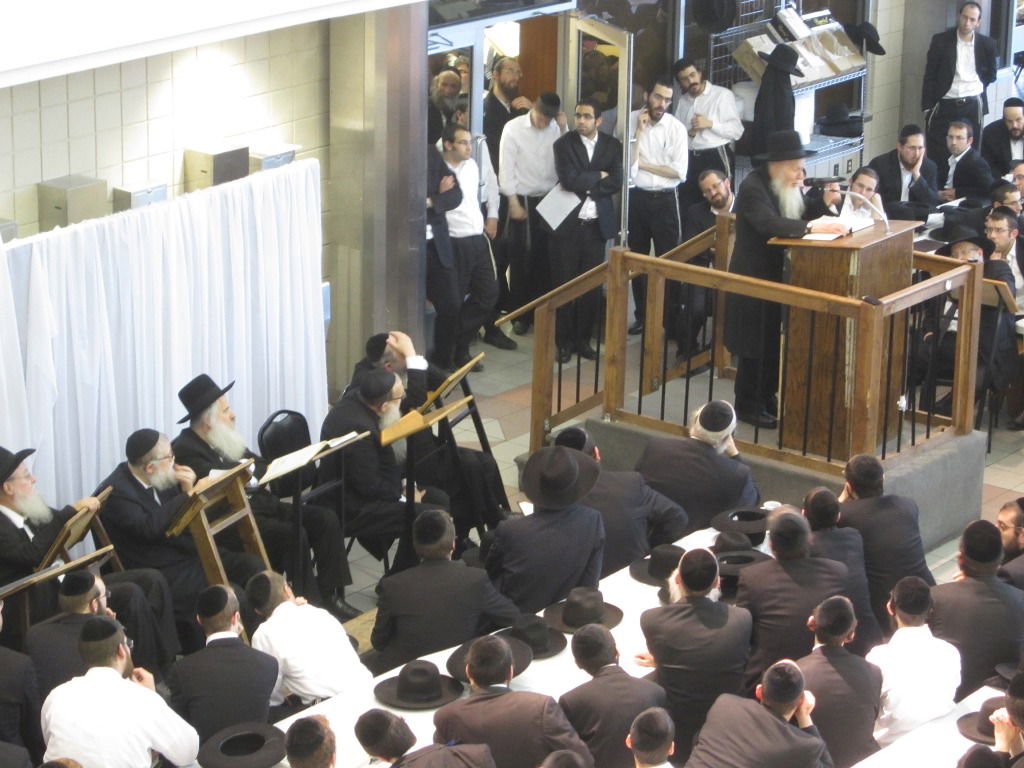 תמונות: אלפים בשיעור של הגאון רבי אריה פינקל בישיבת לייקווד