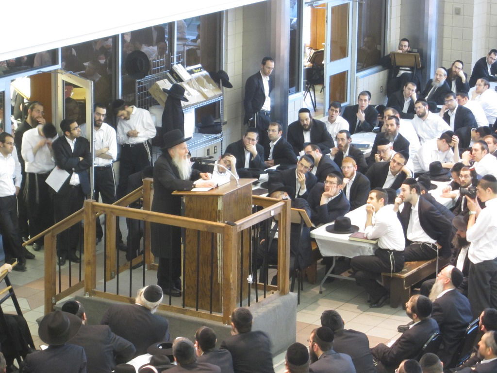 תמונות: אלפים בשיעור של הגאון רבי אריה פינקל בישיבת לייקווד