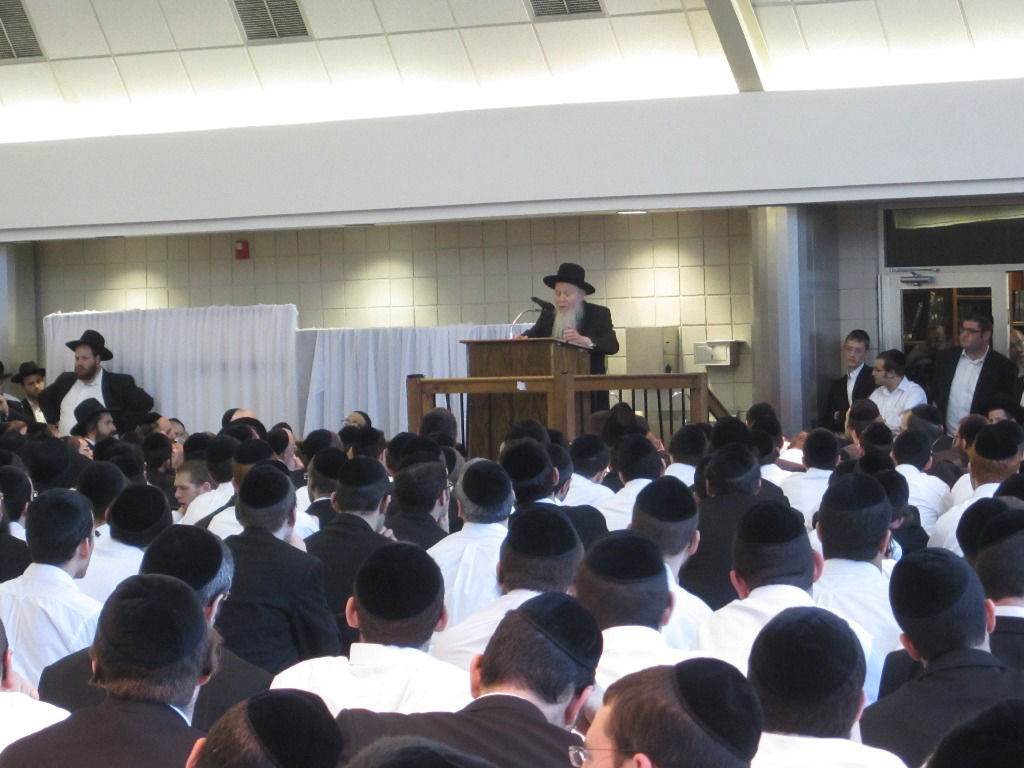 תמונות: אלפים בשיעור של הגאון רבי אריה פינקל בישיבת לייקווד