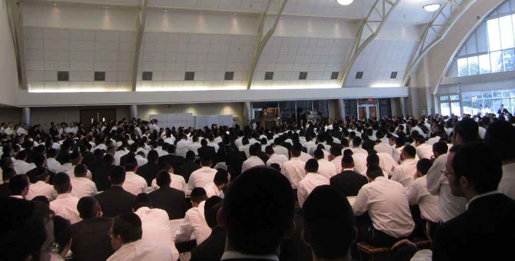 תמונות: אלפים בשיעור של הגאון רבי אריה פינקל בישיבת לייקווד