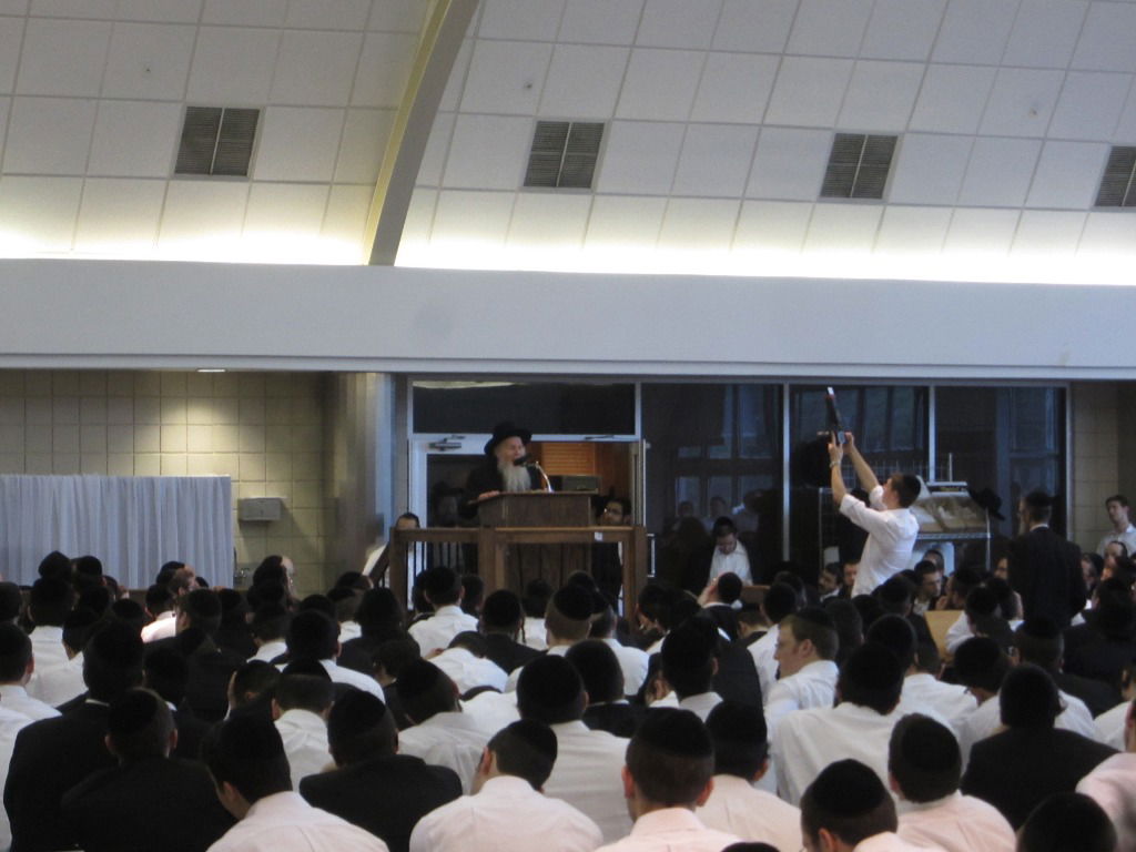 תמונות: אלפים בשיעור של הגאון רבי אריה פינקל בישיבת לייקווד