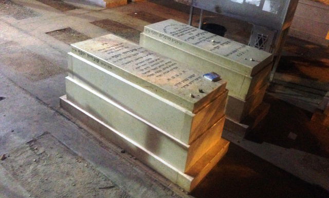 ציון מרן הגר"ע יוסף