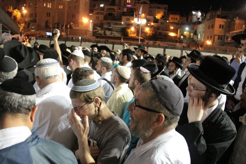 גלריה: מאות העתירו בכותל למען הנערים החטופים