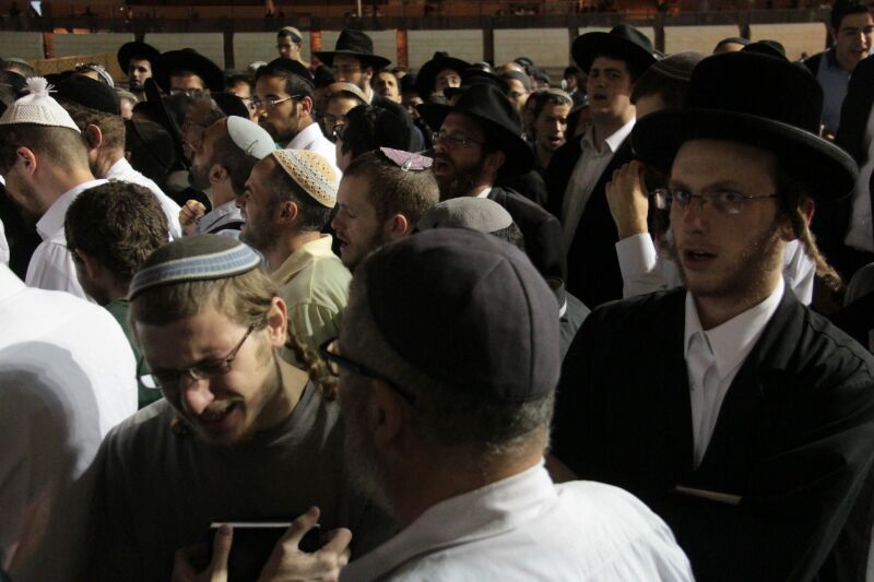 גלריה: מאות העתירו בכותל למען הנערים החטופים