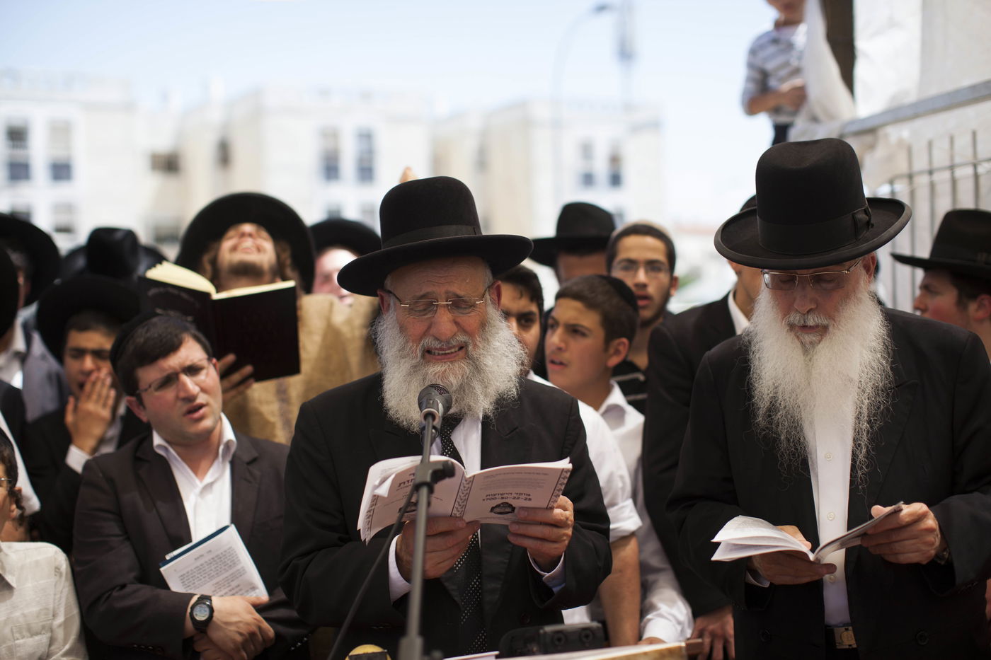 אב החטוף פרץ בבכי בציונו של מרן הרב עובדיה יוסף: "כל עם ישראל בוכה"