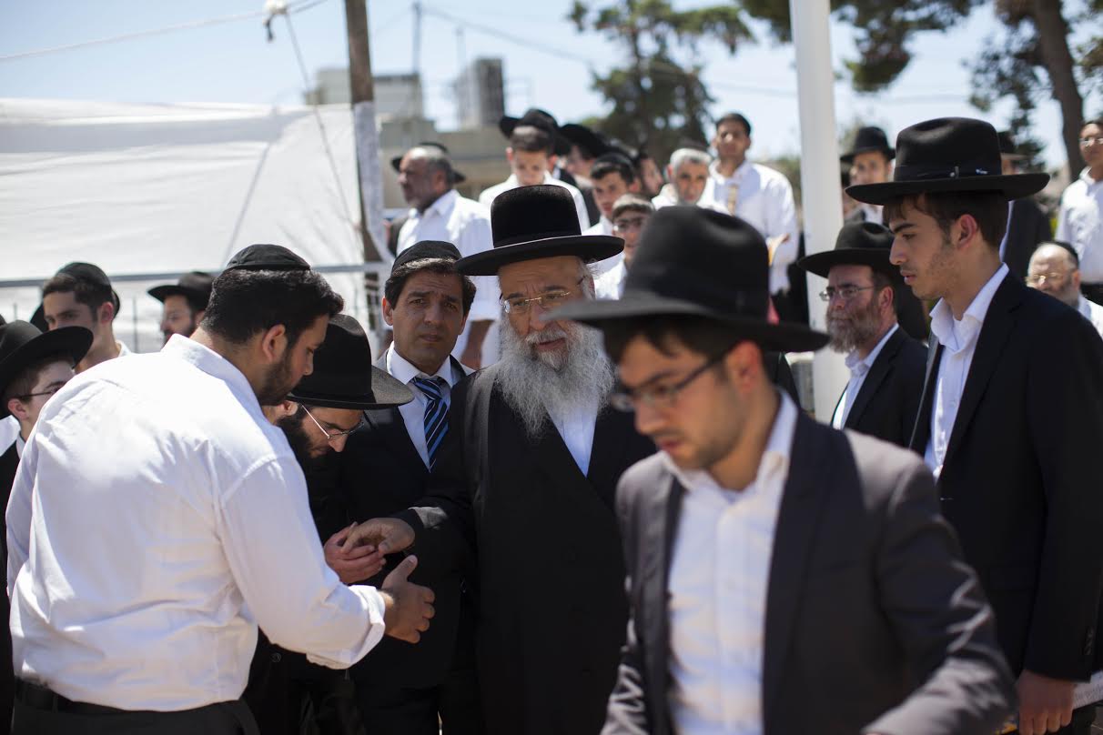 אב החטוף פרץ בבכי בציונו של מרן הרב עובדיה יוסף: "כל עם ישראל בוכה"