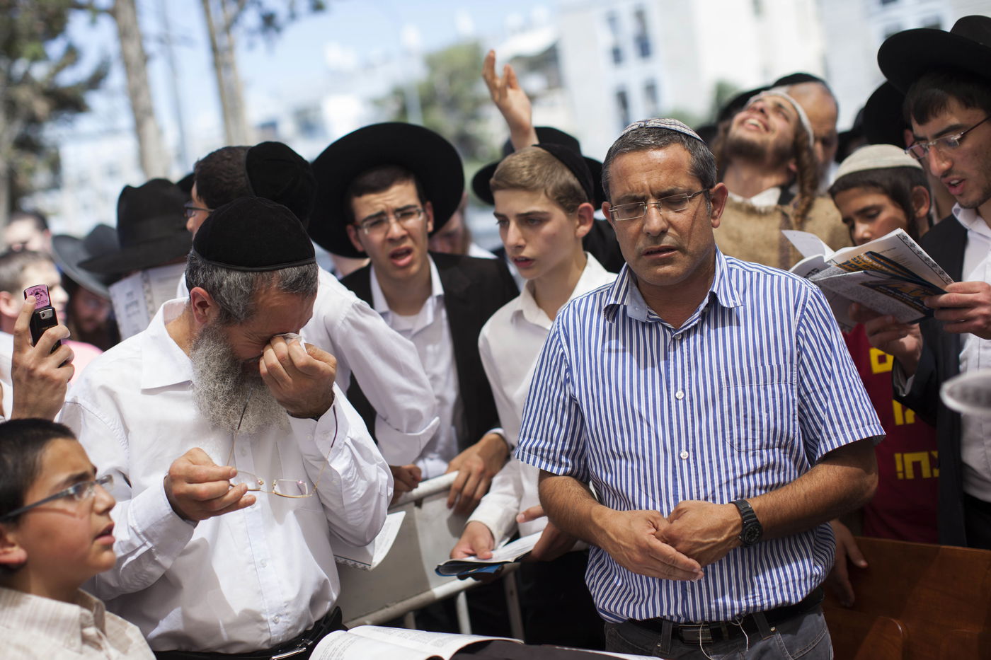 אב החטוף פרץ בבכי בציונו של מרן הרב עובדיה יוסף: "כל עם ישראל בוכה"