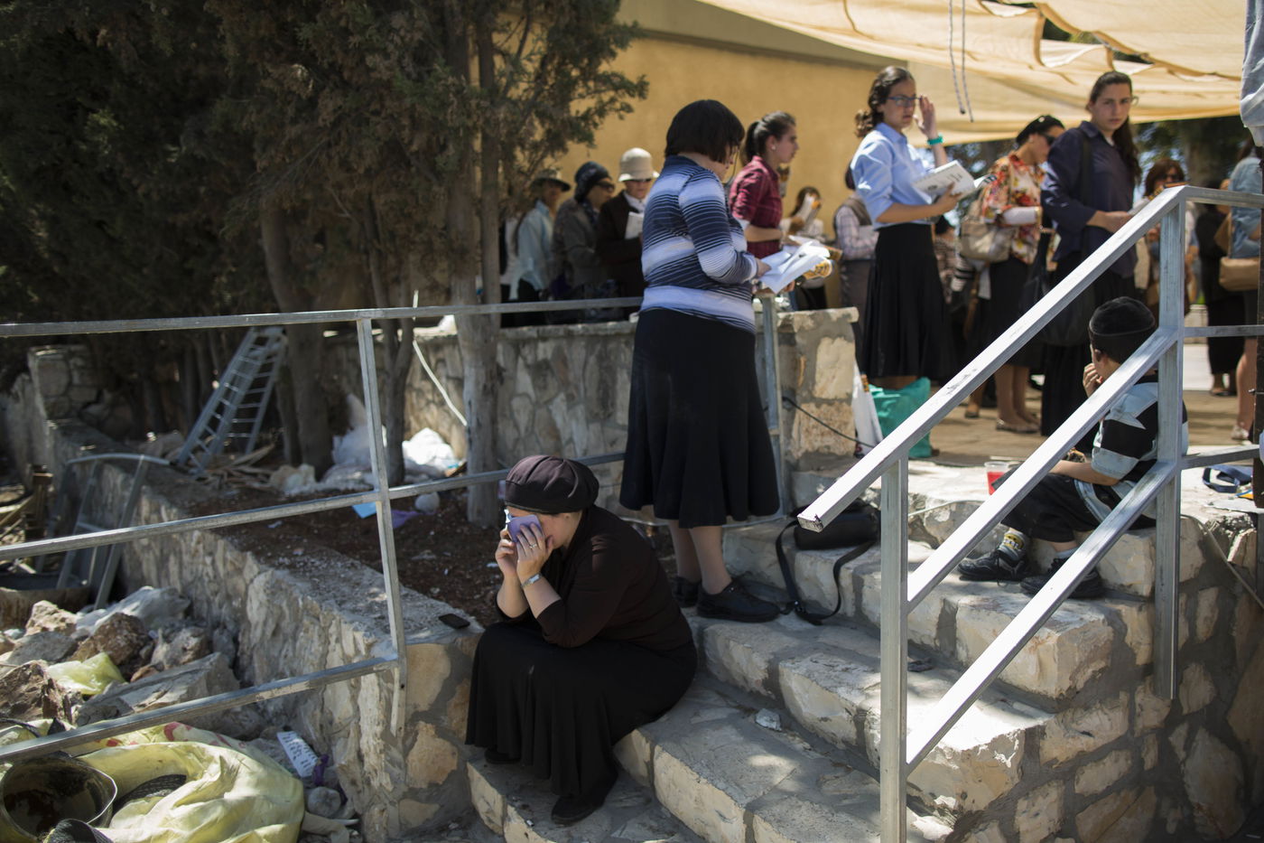 אב החטוף פרץ בבכי בציונו של מרן הרב עובדיה יוסף: "כל עם ישראל בוכה"