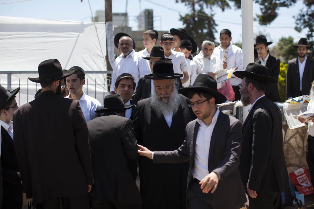 אב החטוף פרץ בבכי בציונו של מרן הרב עובדיה יוסף: "כל עם ישראל בוכה"