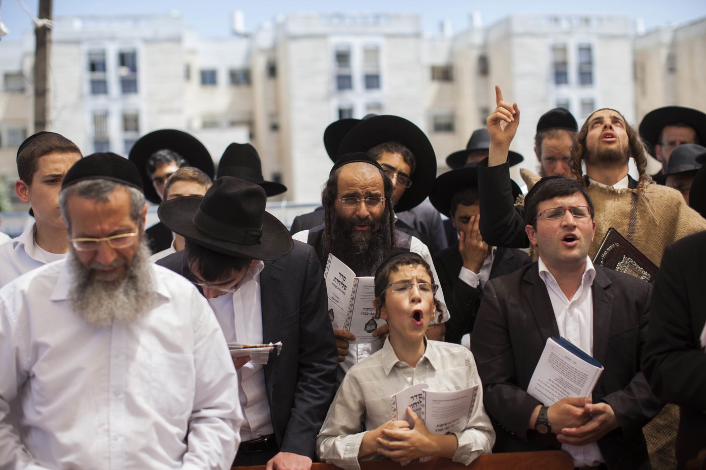 אב החטוף פרץ בבכי בציונו של מרן הרב עובדיה יוסף: "כל עם ישראל בוכה"